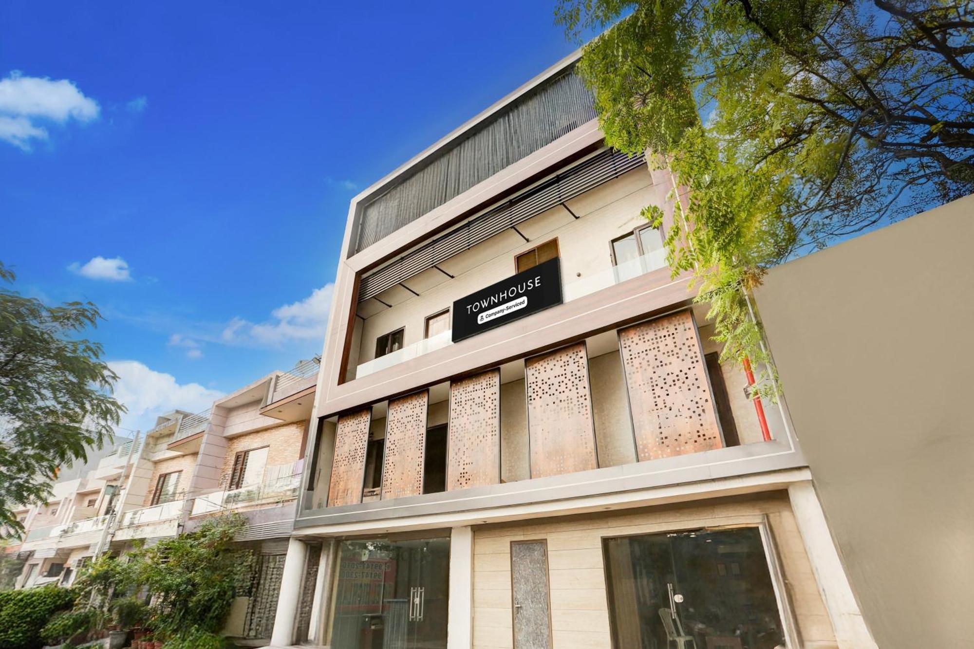 Super Townhouse Haibowal Chowk Лудхиана Экстерьер фото